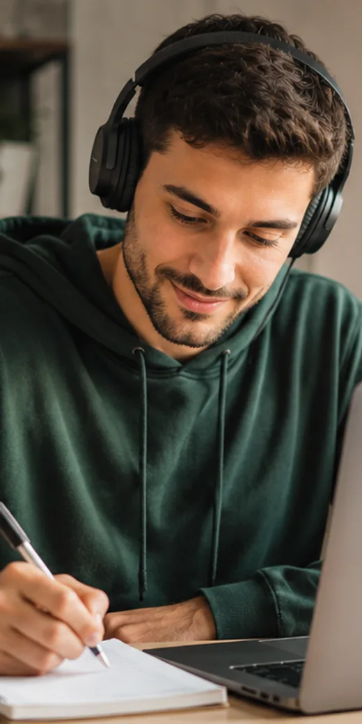 Estudiant preparant l'examen oficial de català en línia amb auriculars